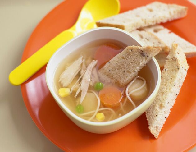 Հավի ապուր `croutons- ով